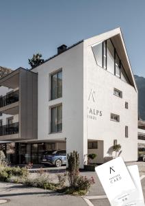 un edificio con un'auto parcheggiata di fronte di MYALPS Tirol inklusive Sky- Wellness a Oetz
