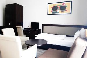 a hotel room with a bed and chairs and a table at Garner Hotel Hamburg - Graf Moltke by IHG in Hamburg +32 photos