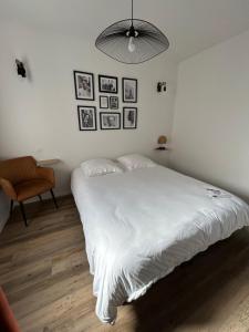 Una cama o camas en una habitación de L Escapade Saint Laurent - Chalon sur Saône