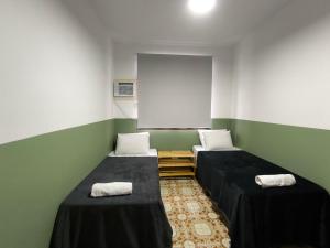 Pokój z 2 łóżkami i projekcją w obiekcie Paqueta · Paquetá 2 quartos - AC , Wi-Fi e Churrasqueira! w mieście Paquetá