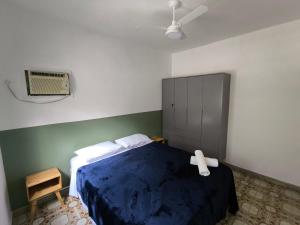 Un pat sau paturi într-o cameră la Paquetá: 2 quartos - AC , Wi-Fi e Churrasqueira!