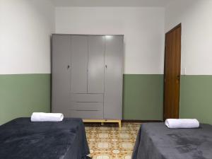 Un pat sau paturi într-o cameră la Paquetá: 2 quartos - AC , Wi-Fi e Churrasqueira!