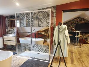 een badkamer met een ligbad en een wastafel bij Loft envie deux in Rivery +7 foto's