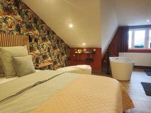 een hotelkamer met een bed en een badkamer bij Loft envie deux in Rivery