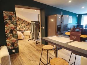 een kamer met een tafel en stoelen en een keuken bij Loft envie deux in Rivery