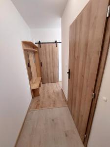 a hallway with wooden doors in a room at Apartmán, byt v Srdci Kráľovského mesta- Kežmarok in Kežmarok