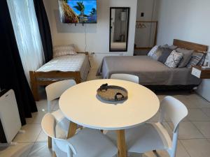 a room with a table and chairs and a bed at MerloINK3 in Merlo