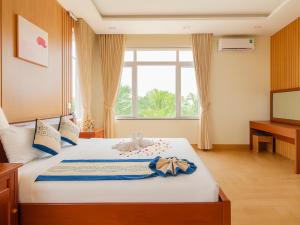 Habitación de hotel con cama con arco en Amory Villa Mui Ne, en Mui Ne 22 fotos más