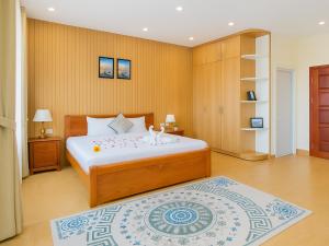 Un dormitorio con una cama grande en una habitación. en Amory Villa Mui Ne, en Mui Ne