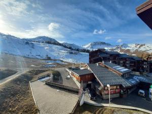 an aerial view of a building with snow covered mountains at Studio lumineux à Plagne Villages, balcon, proche pistes et commerces - FR-1-351-64 in La Plagne