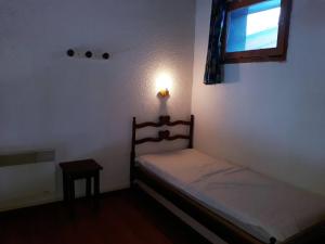 En eller flere senge i et værelse på Appartement duplex 6 pers, aux pistes, casier à skis - FR-1-351-126