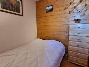 a small bedroom with a bed and a dresser at Appartement au pied des pistes, 2 chambres, proche commerces, à Plagne Village - FR-1-351-181 in La Plagne Tarentaise