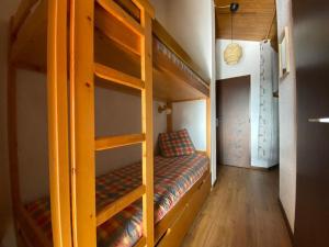 a bunk bed with a bench in a room at Appartement 5 personnes près des pistes avec vue magnifique - FR-1-733-172 in Crest-Voland