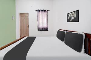 En eller flere senge i et værelse på Hotel O by OYO RISHI RESIDENCY + 27 billeder