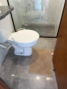 Ένα μπάνιο στο Residencial da Ju - Apto 02