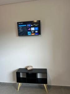 Μια τηλεόραση ή/και κέντρο ψυχαγωγίας στο Residencial da Ju - Apto 02