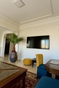 Televisyen dan/atau pusat hiburan di Oumadane Appart-PROMO CAN 2025 Ocean view- Amazing apartment-International Fair and more near by