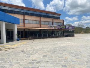 an empty parking lot in front of a building at HOTEL FÊNIX in Campina Grande