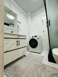 a bathroom with a washer and dryer in it at 1 комнатная квартира в центре Конаева in Kapchagay