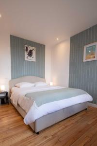 Un dormitorio con una cama grande en una habitación. en Studio number 10, en Pantin 44 fotos más