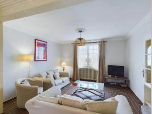 un salon avec deux canapés et une télévision dans l'établissement Authentique maison bretonne pour 6 à Plovan, à Plovan