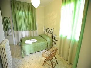 Civitanova del SannioにあるVilla Augustaのベッドルーム1室(ベッド1台、椅子付)