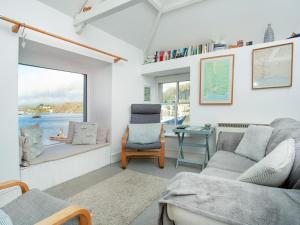 - un salon avec un canapé, une chaise et une fenêtre dans l'établissement The Lookout, à Polruan 14 autres photos