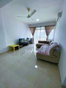 un salon avec un canapé posé sur un sol carrelé dans l'établissement Easy Access to Airport, USM & Queensbay, à Bayan Lepas