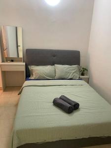 - un lit avec 2 serviettes de toilette dans l'établissement Easy Access to Airport, USM & Queensbay, à Bayan Lepas