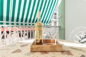 Una botella de vino sobre una mesa con una copa. en CHL Armonía, see side views in Puerto Naos, en Puerto Naos