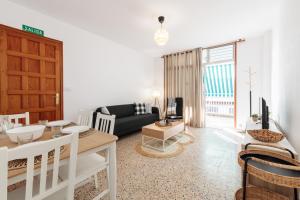 una sala de estar con un sofá y una mesa en CHL Armonía, see side views in Puerto Naos, en Puerto Naos