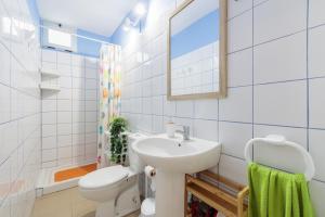 Un baño con lavabo, inodoro y espejo. en CHL Armonía, see side views in Puerto Naos, en Puerto Naos 18 fotos más