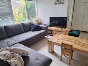 Una sala de estar con un sofá y una mesa de café. en Large family house in Tanthof, Delft, en Delft