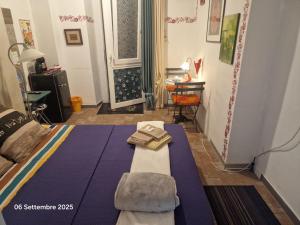 a bedroom with a bed with towels on it at B&B La Riva del Po Camera indipendente in Turin