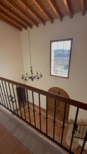 - un escalier dans une maison dotée d'un lustre dans l'établissement Mondrago Casa, Ruhige Finca mit Pool bei Santanyí, à Îles Baléares