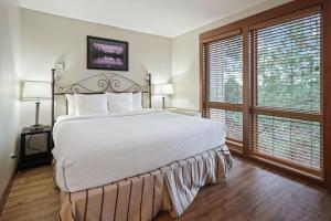 Ένα ή περισσότερα κρεβάτια σε δωμάτιο στο Seventh Mountain 1123