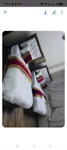 Postel nebo postele na pokoji v ubytování Hotel Devi Durga & Restaurant + 1 fotografie