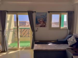 马萨阿拉姆Mazari的客房设有滑动玻璃门和阳台