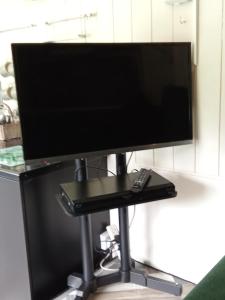 un monitor de ordenador en un puesto con mando a distancia en Woodfarm Glamping, en Stickney 15 fotos más