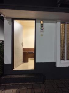 TirupporūrにあるKavin,s staysの廊下付きの建物のガラス戸 +19枚の写真