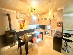 a kitchen with a table and chairs and a stove at Oasi di Monchiero in Monchiero