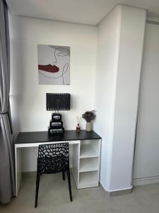 a black desk with a chair in a room at Elegante, sofisticado, acogedor, moderno, turismo in Ciudad del Este +2 photos