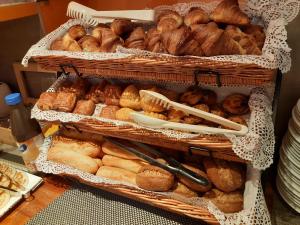 ein Haufen Körbe gefüllt mit verschiedenen Brotsorten in der Unterkunft Hôtel Lumières Montmartre Paris in Paris