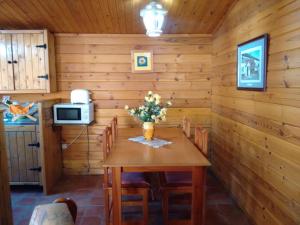 a dining room with a table in a log cabin at Finca La Piedra Holidays in Alora
