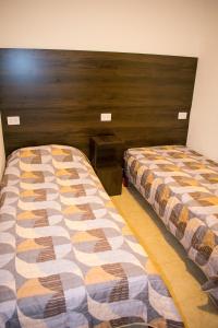 deux lits côte à côte dans une pièce dans l'établissement Norita Alquiler Temporal - Departamento, à La Rioja 26 autres photos