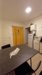 une cuisine avec une table avec un squelette dessus dans l'établissement Norita Alquiler Temporal - Departamento, à La Rioja