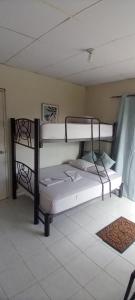 a bedroom with two bunk beds in a room at La Casa Las Palmitas in Penonomé