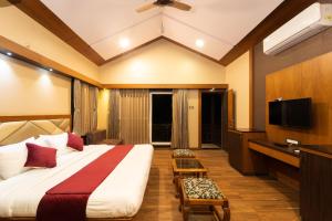 Postel nebo postele na pokoji v ubytování Dew Drops Jungle Resort + 15 fotografií