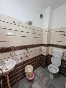 Ένα μπάνιο στο Hotel Maheshwari Villa +7 φωτογραφίες