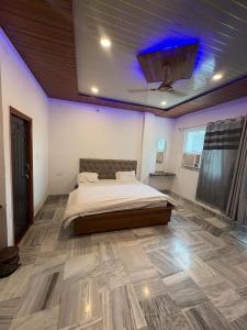 Ένα ή περισσότερα κρεβάτια σε δωμάτιο στο Hotel Maheshwari Villa